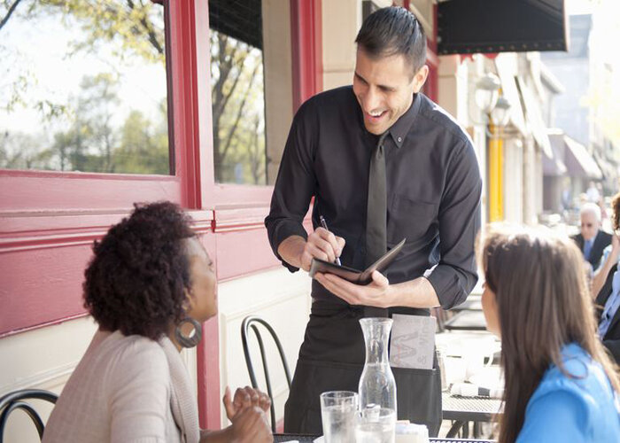 Nhân viên phục vụ và những tiêu chuẩn, kĩ năng cần nắm rõ