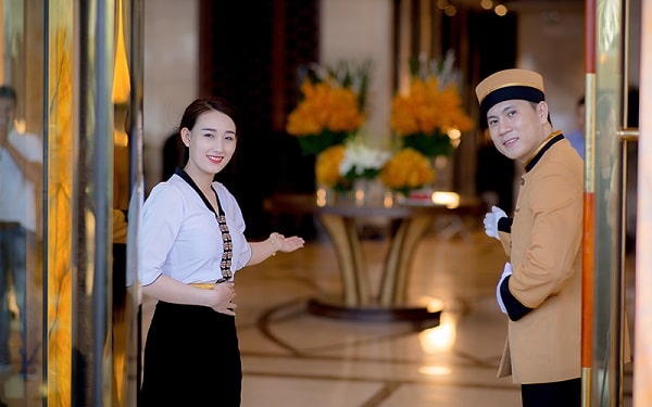 Hostess là gì? Cơ hội thăng tiến và bí quyết có mức lương khủng của Hostess