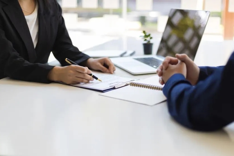 Trường hợp cần xin giấy xác nhận làm việc tại công ty và mẫu đơn chuẩn