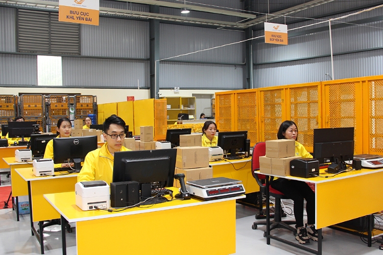 nhân viên bưu cục